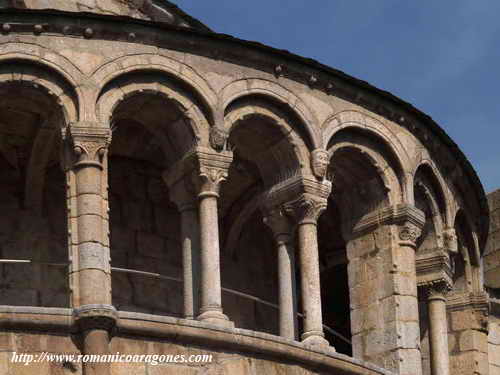 ARQUERA Y DOBLES COLUMNAS DEL CORREDOR